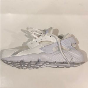 Brand new NIKE Huarache White size 6